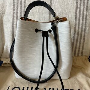 AUTHENTIC Louis Vuitton White Epi Leather Bucket Shoulder Bag with Black Trim